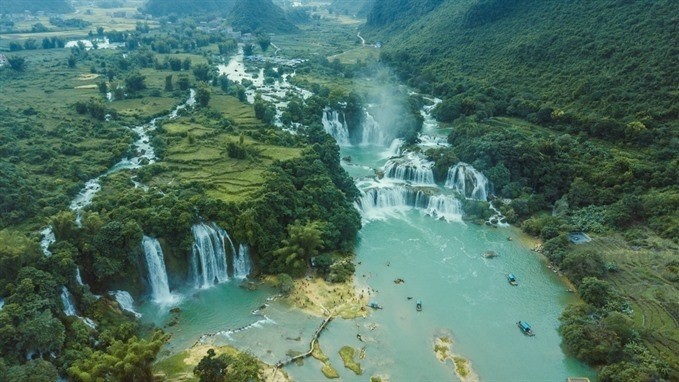 Ban Gioc waterfalls in Trung Khanh commune, Cao Bang province is one of the most beautiful waterfalls in Vietnam. The waterfalls are located within the Non Nuoc Cao Bang Geopark, which has been recognised as a global geopark by the UNESCO. (Photo: VNA)
