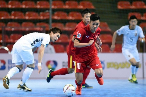 Vietnam (in red) produce a flying start to the 2018 AFF Futsal Championship.