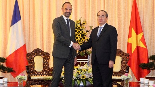 HCM City Party Secretary Nguyen Thien Nhan (R) welcomes French Prime Minister Edouard Philippe (Photo: nld.com.vn)