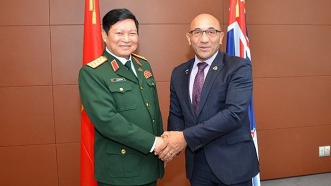 Vietnamese Minister of National Defence General Ngo Xuan Lich (left) and his New Zealand counterpart Ron Mark. (Photo: VNA)
