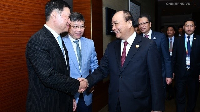 Prime Minister Nguyen Xuan Phuc shakes hands with leaders of major Chinese groups (Photo: VGP)