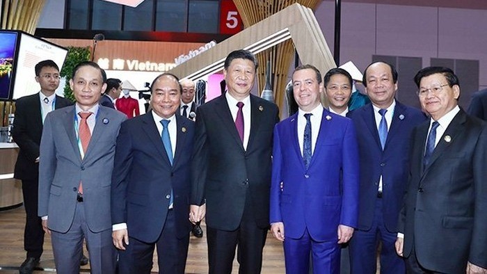 Vietnamese PM Nguyen Xuan Phuc, Party General Secretary and President of China Xi Jinping, PM of Russia Dmitry Medvedev and PM of Laos Thongloun Sisoulith at the expo (Photo: VNA)