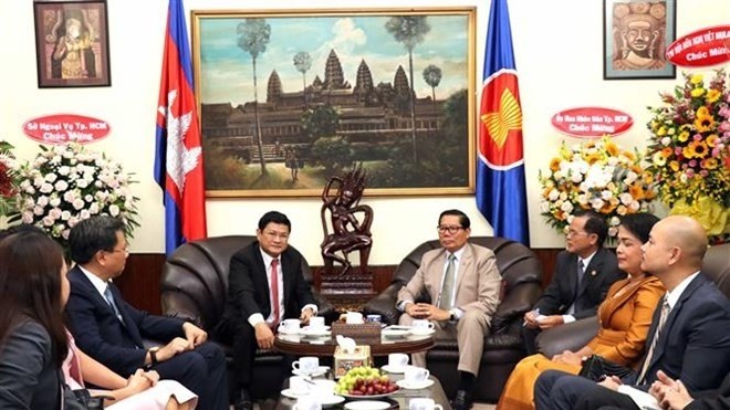 Vice Chairman of the Ho Chi Minh City People’s Committee Huynh Cach Mang (L) visited the staff of the Consulate General of Cambodia in Ho Chi Minh City on November 5 on the 65th anniversary of Cambodia’s Independence Day (Photo: VNA)
