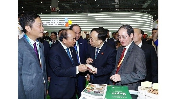 Prime Minister Nguyen Xuan Phuc (second from left) visits Hapro’s booth at CIIE 2018. (Photo: NDO/Viet Anh)