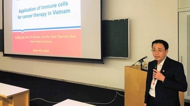 Dr. Prof. Ta Thanh Van presents a report on the application of immune cells in cancer therapy in Vietnam at the seminar 