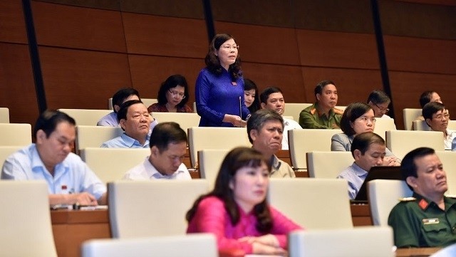 Phu Tho province’s representative Le Thi Yen speaks at the NA session on the morning of November 6. (Photo: NDO/Duy Linh)