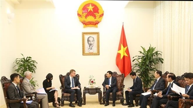 Deputy Prime Minister cum Foreign Minister Pham Binh Minh (R) receives ADB Vice President Stephen Groff in Hanoi (Photo: VNA)
