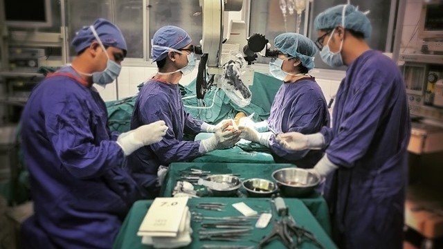 A thumb reconnection surgery at Viet Duc Hospital. (Photo provided by Viet Duc Hospital)