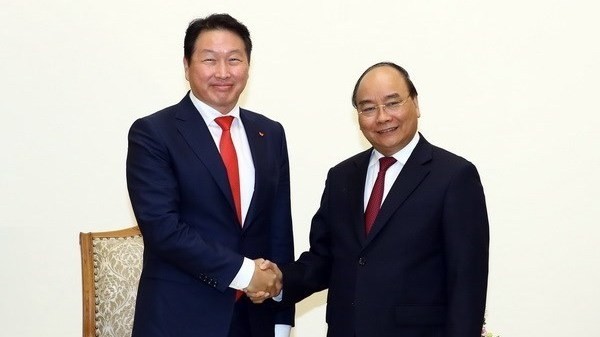 Prime Minister Nguyen Xuan Phuc (R) and Chairman of the SK Group Chey Tae-won (Source: VNA)