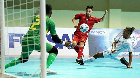 Vietnam’s Manh Dung (in red) in action against Timor Leste players. (Photo: ĐL)