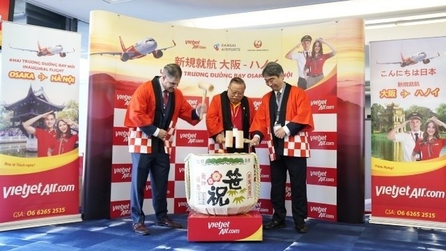 The opening ceremony takes place at Kansai Airport in the special traditional “Kagami Biraki” of Japan.