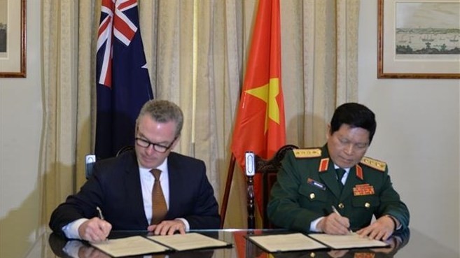 Vietnamese Defence Minister Gen. Ngo Xuan Lich (R) and his Australian counterpart Christopher Pyne inked the Vietnam-Australia Declaration on Joint Visions for Enhancing Defence Cooperation on November 8 (Photo: VNA)