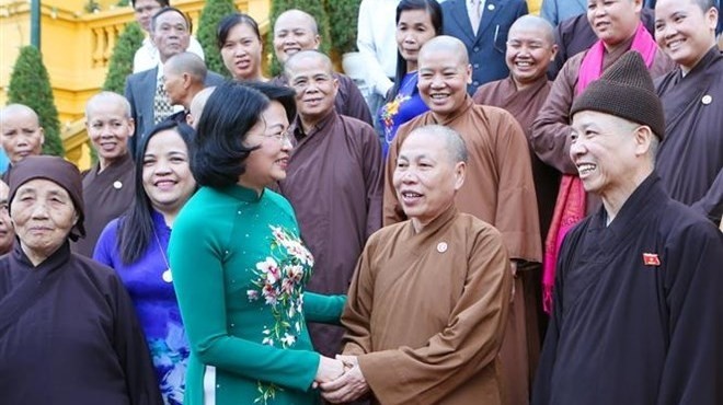 Vice President Dang Thi Ngoc Thinh received a delegation of  more than 60 religious dignitaries from the northern province of Ha Nam in Hanoi on November 8 (Photo: VNA)