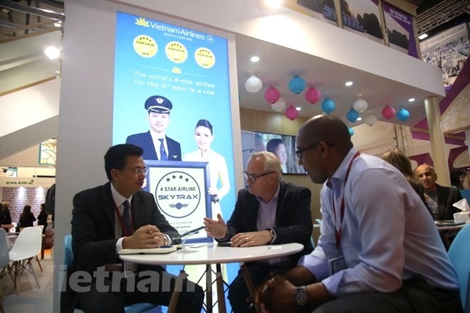 Vietnamese and foreign partners discuss at the booth of Vietnam Airlines at the World Travel Market 2018 in London. (Photo: VNA)