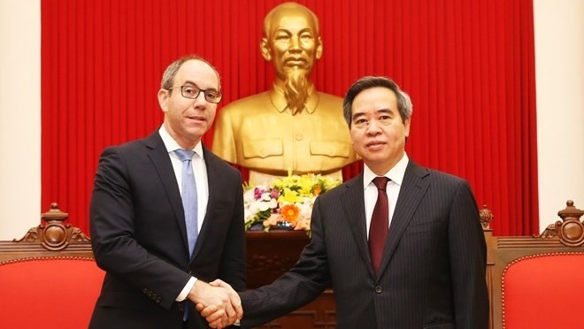 Head of the Party Central Committee's Economic Commission Nguyen Van Binh (R) receives Assistant US Trade Representative for Services and Investment Daniel Bahar in Hanoi on November 8 (Photo: VNA)