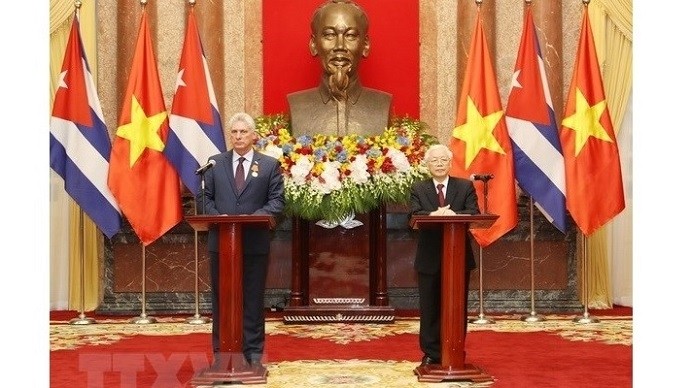 Party General Secretary and President Nguyen Phu Trong (right) and President of the Council of State and Council of Ministers of Cuba Miguel Mario Diaz Canel Bermudez address a joint press conference following their talks in Hanoi on November 9. (Photo: VNA)
