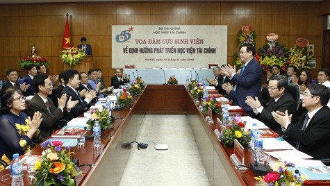 Deputy Prime Minister Vuong Dinh Hue speaks at the seminar. (Photo: VGP)