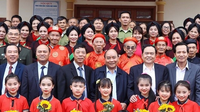 PM Nguyen Xuan Phuc (second row, fourth from left) and delegates at the great national unity festival in Bac Giang province (Photo: VNA)