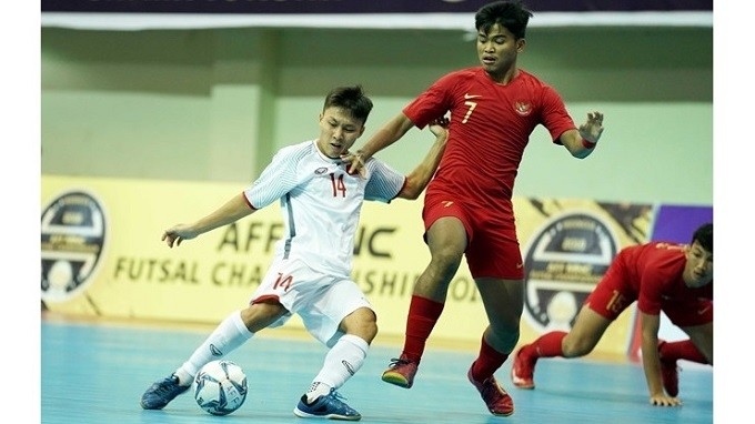 Vietnam (in white) miss out on the AFF Futsal bronze medal for the second consecutive year.