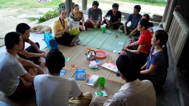 Communication workers in Nghe An province’s Quy Chau district provide locals with information on HIV/AIDS prevention and control. (Photo: baonghean.vn)
