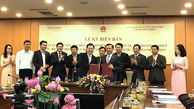 The Ministry of Finance transfers its State Capital Investment Corporation to the Committee for Management of State Capital at Enterprises, November 12. (Photo: VGP)