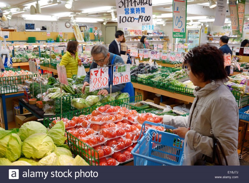 People at Japanese glocery store in Tokyo, Japan. (Photo: Alamy Stock)