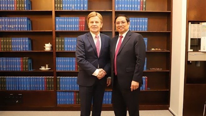 Politburo member and head of the Party Central Committee’s Organisation Commission Pham Minh Chinh (R) and First Deputy Speaker of the Parliament of Finland Mauri Pekkarinen (Photo: VNA)