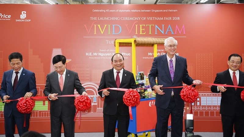 PM Nguyen Xuan Phuc attends the ribbon-cutting ceremony for the fair. (Photo: VGP)
