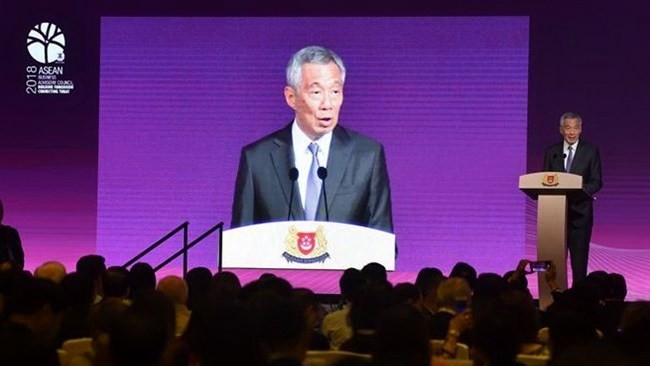 Singaporean PM Lee Hsien Loong speaks at a business forum before the 33rd ASEAN Summit. (Photo: VNA)