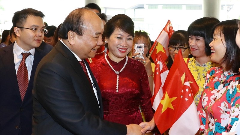PM Nguyen Xuan Phuc and his wife are welcomed by the Vietnamese Embassy staff in Singapore. (Photo: VGP)