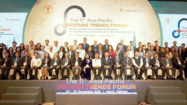 Leading policymakers, scientists, and experts from Asia’s health sector and representatives from the World Bank gather at the 11th Asia-Pacific Future Trends Forum in Hanoi on November 12. (Photo: sggp.org.vn)