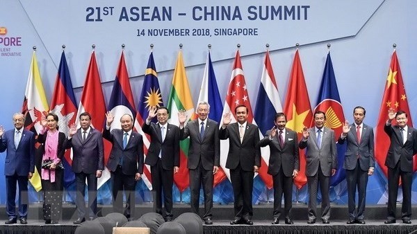 ASEAN leaders and Premier Li Keqiang at the 21st ASEAN-China Summit held in Singapore on November 14 (Photo: VNA)