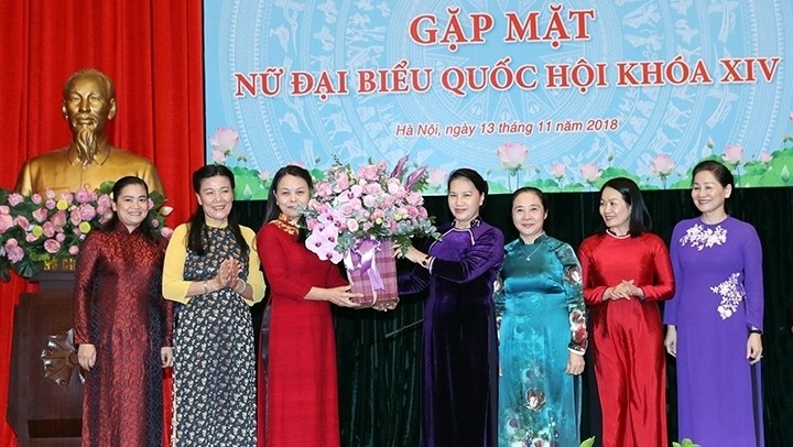 NA Chairwoman Nguyen Thi Kim Ngan and female NA deputies at the meeting (Photo: VNA)