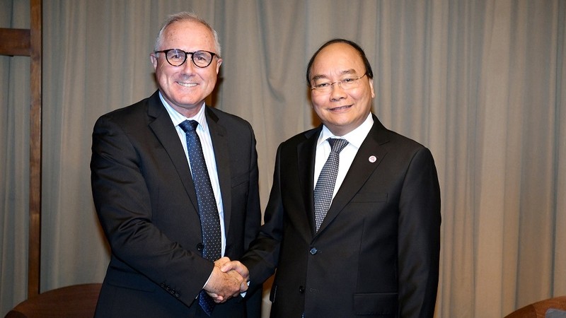 Prime Minister Nguyen Xuan Phuc receives Neil McGregor – Group President and CEO of Sembcorp Industries. (Photo: VGP)