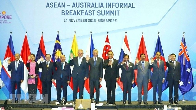 Australian Prime Minister Scott Morrison (fifth, left), Vietnamese PM Nguyen Xuan Phuc (fourth, left) and other ASEAN leaders at the informal breakfast summit on November 14. (Photo: VNA)