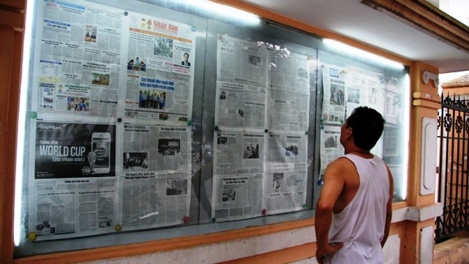 Reading “standing newspapers”.