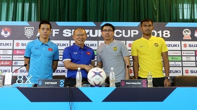 Vietnam’s manager Park Hang-seo (L) shakes hands with his Malaysian counterpart Tan Cheng Hoe during a press brief on November 15, a day before the two teams’ key Group A match at My Dinh Stadium on Friday evening. (Photo: Vietnam Football Federation)