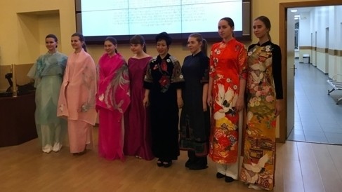 Ao dai with various style, materials, patterns, and colours of the designer Minh Hanh were modeled by the Russian students. (Photo:VOV)