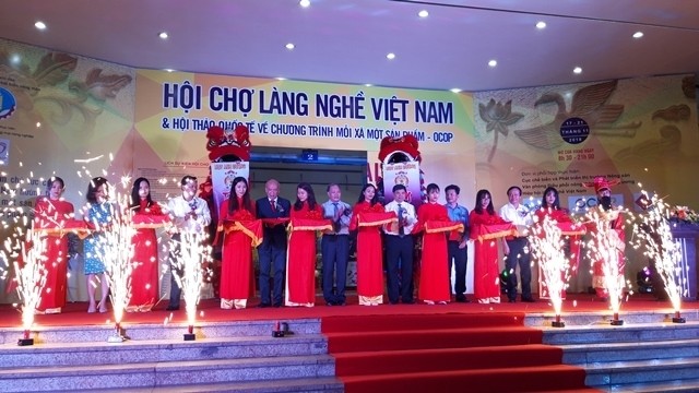 Delegates cut the ribbon to open the 2018 Vietnam Craft Village Trade Fair.