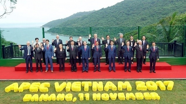 Leaders of the APEC economies join a group photo at the 2017 APEC Economic Leaders' Week in Da Nang, November 2017. (Photo: NDO/Duy Linh)