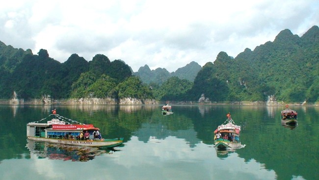 Surrounding mountains cast their reflections on the smooth water surface of Na Hang lake (Photo: ipc.tuyenquang.gov.vn)