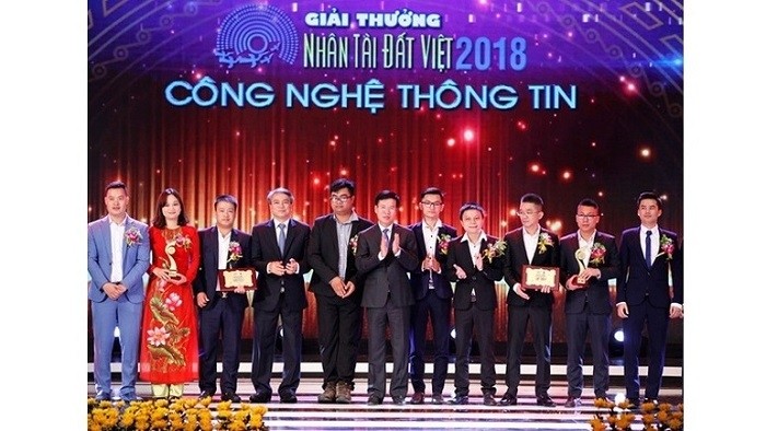Organisers present the Vietnamese Talent Awards 2018 for the second-prize winners in IT. (Photo: VOV)