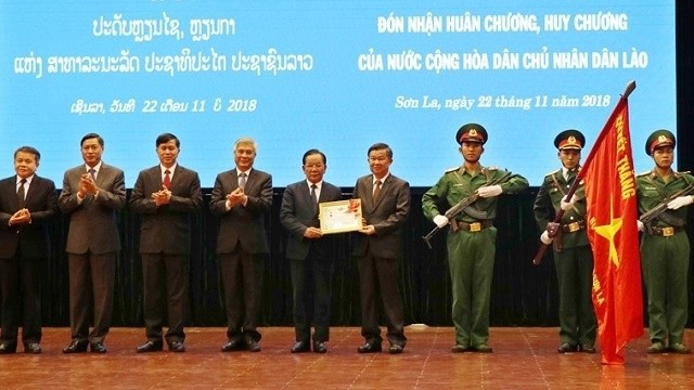 Son La province receive Development Medal from Laos 