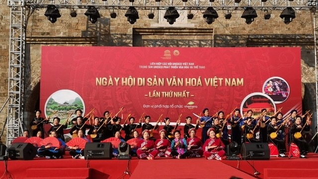 A then singing performance by Lang Son province artists at the first Vietnam Cultural Heritage Festival in Hanoi on November 23. (Photo: NDO/Phung Trang)