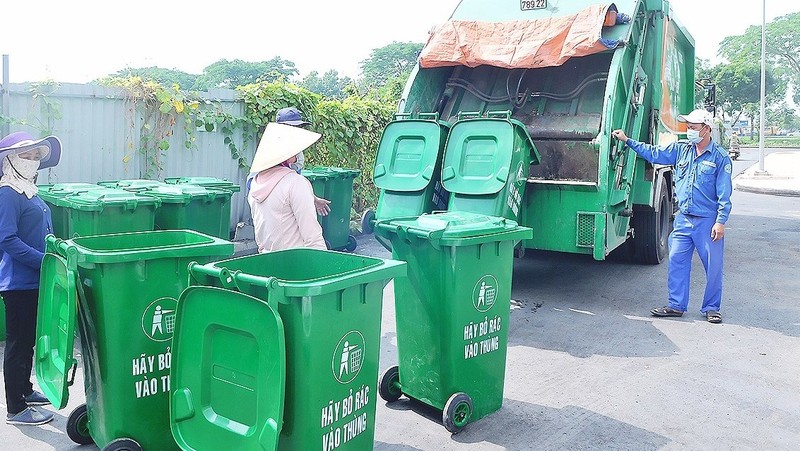 Garbage collection at an apartment building in Ho Chi Minh City (Photo: SGGP)
