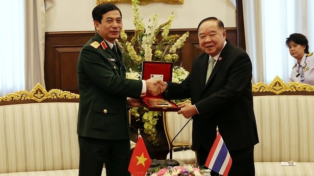 Sen. Lieut. Gen. Phan Van Giang (left), Chief of the General Staff of the Vietnam People’s Army and Deputy Defence Minister, and Gen. Prawit Wongsuwon, Deputy Prime Minister and Minister of Defence of Thailand. (Photo: qdnd.vn)