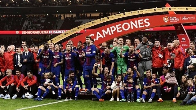 Barcelona are the first sports team in history to pay the members of their first team and average wage of over 10 million pounds a year. (Photo: Xinhua)