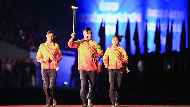 The torch relay taken by three outstanding athletes. (Photo: VNA)