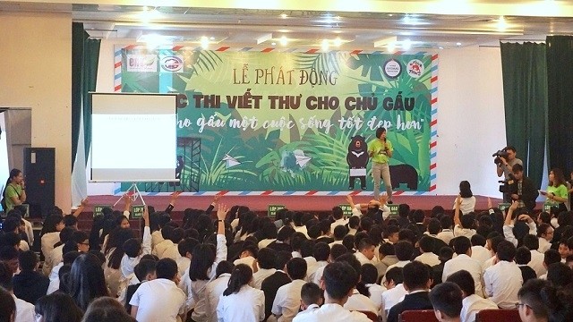 Vietnam Bear Day 2018 was launched on November 26 with a “Better life for Bears” school letter writing challenge to pluck at the heart strings of bear owners. (Photo: Education for Nature - Vietnam)