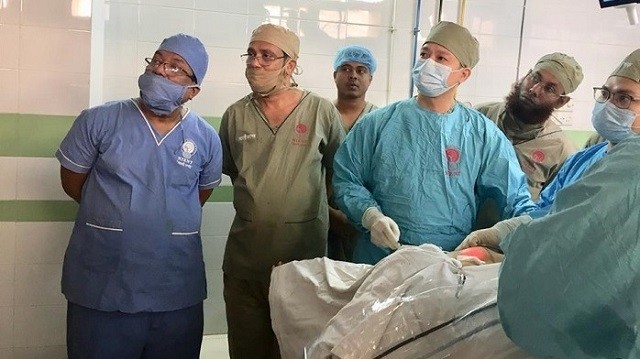 Doctors from the Hanoi-based National Hospital of Endocrinology perform the hospital’s endoscopic thyroid surgical technology in the witness of Bangladeshi doctors at the National Institute of Ear, Nose and Throat of Bangladesh. (Photo provided by the National Hospital of Endocrinology)